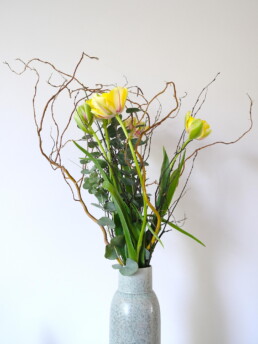 Vase mit gelber Pflanze